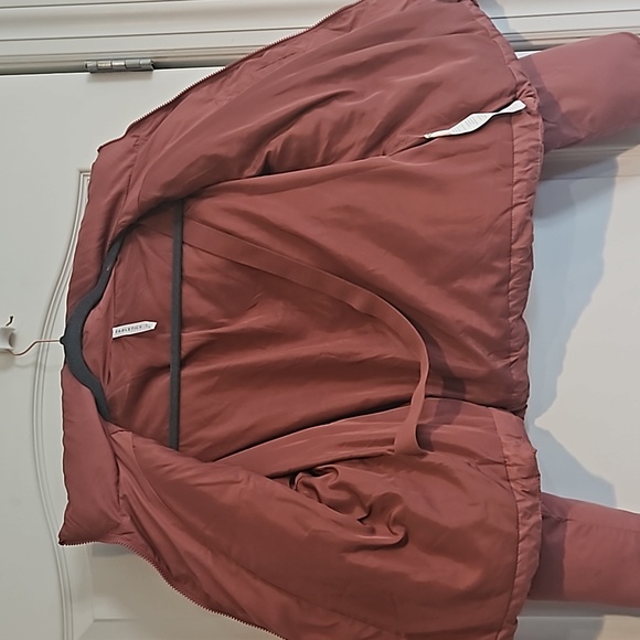 Fabletics Wander Cropped Puffer Jacket Cherry Mocha Adjustable Womens Medium - Picture 9 of 16